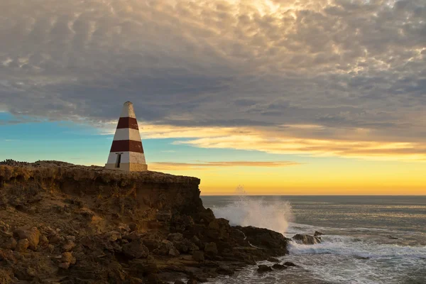 Obelisk, ein historisches Wahrzeichen am Kap Dombey bei Sonnenuntergang in Robe, Südaustralien — Stockfoto