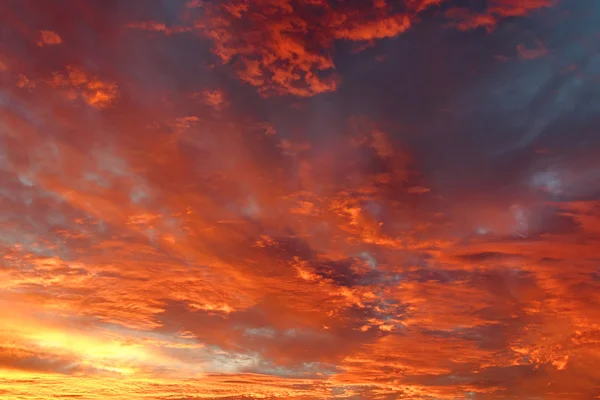 Φωτογραφία φόντο σκούρο μπλε ουρανό το βράδυ με χρυσή κίτρινη πορτοκαλί απόχρωση του ηλιοβασιλέματος — Φωτογραφία Αρχείου