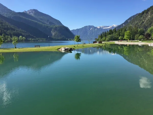 Achensee, Achen Gölü ile kuzey kesiminde açık mavi gökyüzü ve tatlı su — Stok fotoğraf