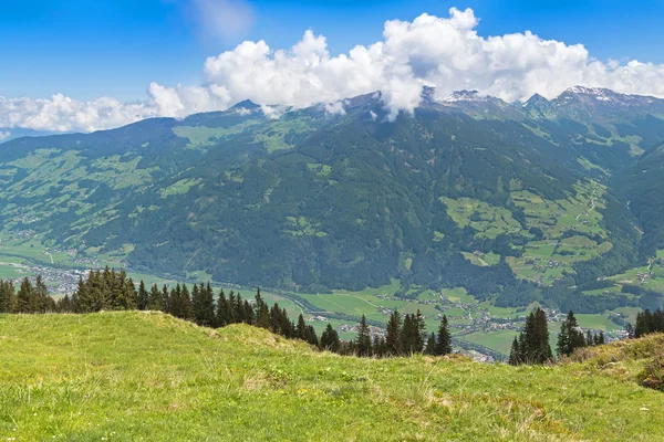 Tyrol, Avusturya, Avrupa'nın yaz aylarında dağlarla çevrili Zillertal Vadisi Köyü — Stok fotoğraf