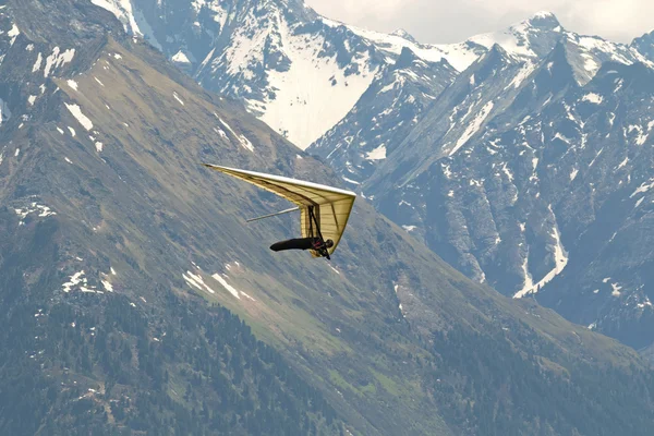 Летчик летит пешком запущен дельтаплан с Циллерталь Альпы горы в фоновом режиме — стоковое фото