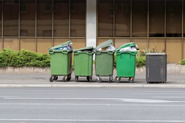 Üzerinde Wheelie kutuları, atık kapları Avustralya çöp dolu dolu