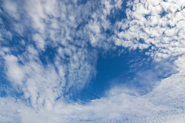 Φυσικό γαλάζιο ουρανό με σχηματισμό Cirrocumulus σύννεφα — Φωτογραφία Αρχείου