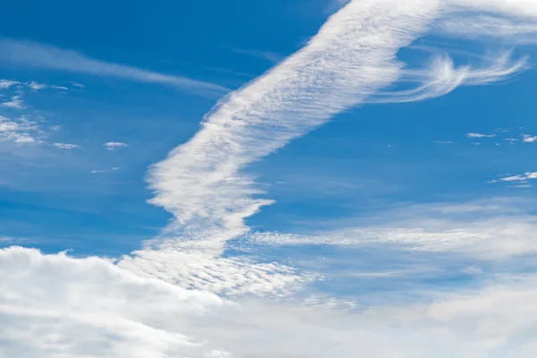Φυσικό γαλάζιο ουρανό με σχηματισμό Cirrus σύννεφα — Φωτογραφία Αρχείου