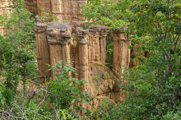 Talaj oszlopok 30 méter magasságú nevű római Pha Chor Canyon — Stock Fotó