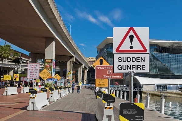 Coleção de sinais estranhos exibindo na área de Signspotting, em Sydney, Austrália — Fotografia de Stock