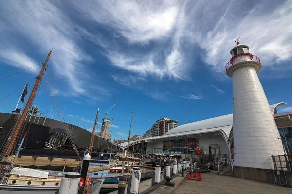 Cape Bowling Green Lighthouse, submarino, barcos em frente ao Museu Marítimo Nacional Australiano — Fotografia de Stock