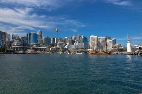 海角保龄球绿色灯塔，高船 Hmb Endeavour 在澳大利亚国家海事博物馆，澳大利亚 — 图库照片