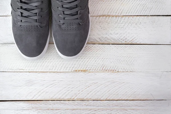 Beyaz arka planda gri renkte erkekler için yeni şık kaykay ayakkabı çifti — Stok fotoğraf