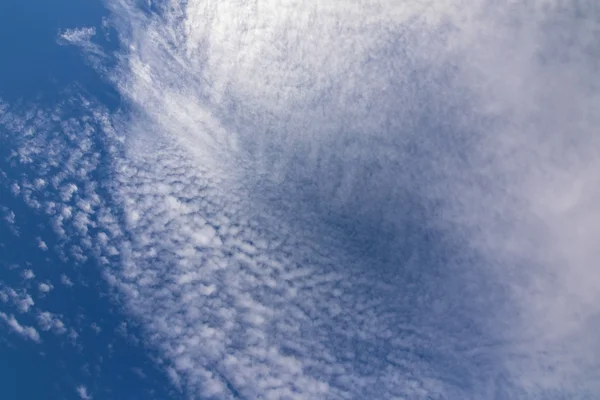 Cirrus radiatus, cirrocumulus bulut ile doğal mavi gökyüzü — Stok fotoğraf