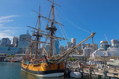 Avustralya Ulusal Denizcilik Müzesi, Sydney önünde uzun boylu Gemi Hmb Endeavour demirleme