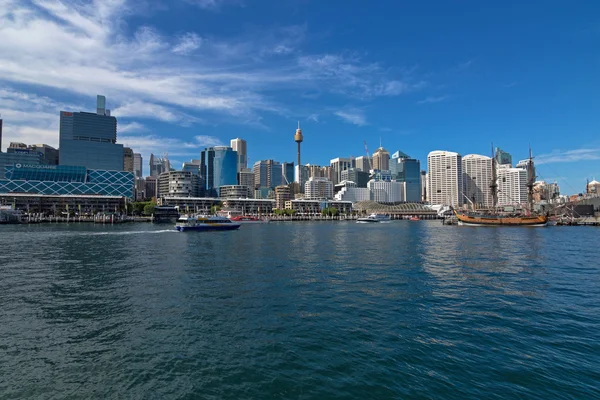 Nave alta HMB Endeavour, ferries, cruceros, barcos, edificios altos en Darling Harbour en Sydney —  Fotos de Stock