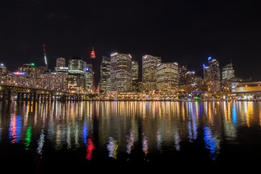 Pyrmont Köprüsü yakınlarındaki gece Sydney şehir silueti, Sydney Cockle Bay Wharf