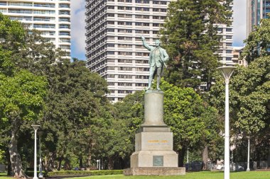 Sydney Hyde Park'ta bulunan Kaptan James Cook bir durum