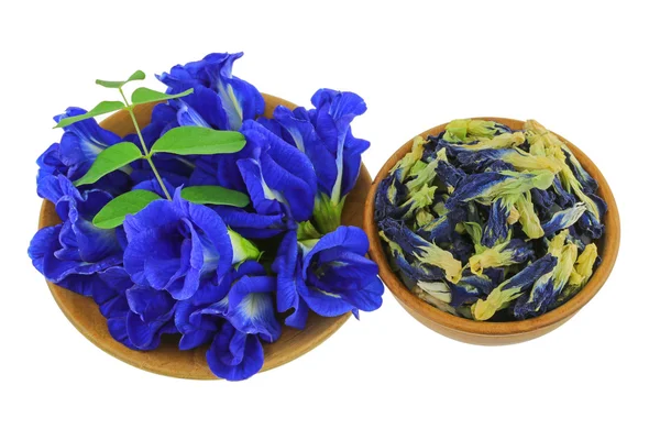 Friss és szárított pillangó borsó, kék borsó virágok lila, fából készült tálban — Stock Fotó