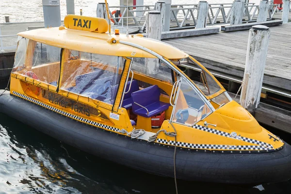 Sydney Yellow Water táxi atracando no cais em Darling Harbour — Fotografia de Stock