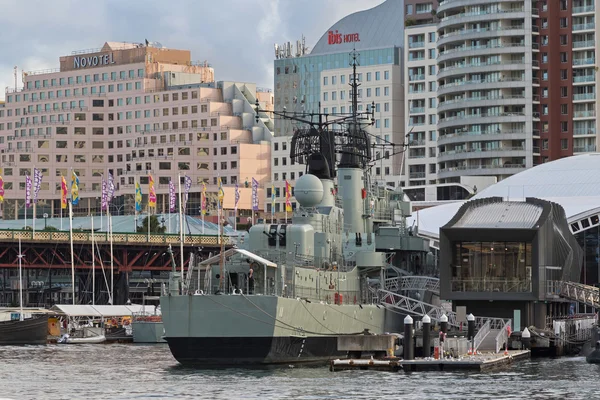Třída australských odvážných, HMAS upír, přistávaje v Darling Harbour v Sydney — Stock fotografie