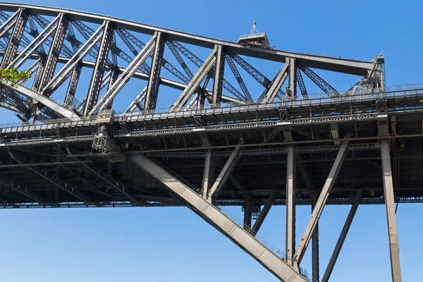 Vista parcial del puente del puerto de Sydney con gente caminando en la parte superior —  Fotos de Stock