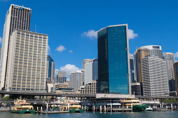 Veerboot docking tegenover Circular Quay station omgeven door hoge hotelgebouwen in Sydneynd — Stockfoto