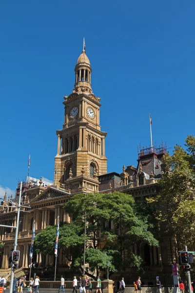 Personas caminando frente al Ayuntamiento de Sydney con torre de reloj en Sydney —  Fotos de Stock