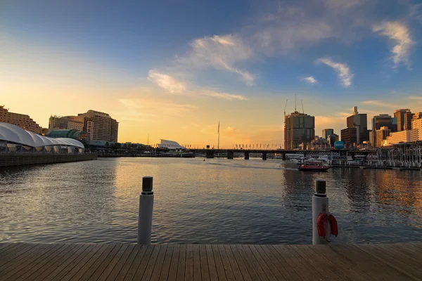 Сідней Сіті горизонт під час вечір, вид з harbourside Променад, Сідней — стокове фото