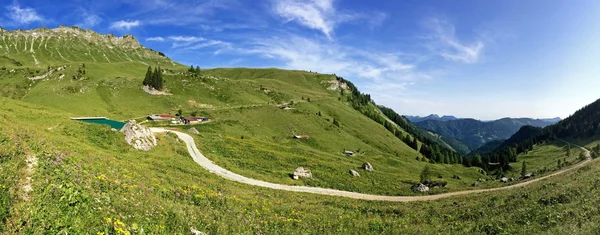 Panoramisch uitzicht op Kafell Peak en andere pieken tijdens de zomertijd — Stockfoto