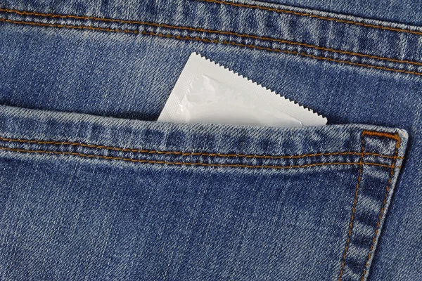 Preservativo no bolso azul Jeans — Fotografia de Stock