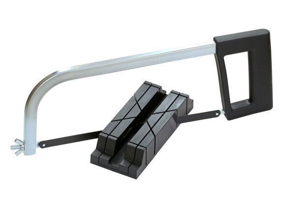 Коробка и пила черного цвета
