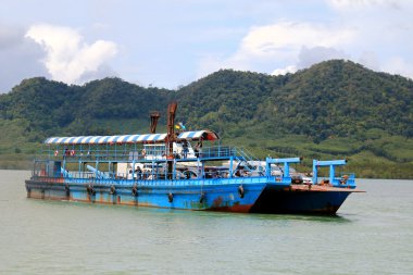 Taşıma/iş arabaları için yerel feribot Krabi içinde kullanan kişiler