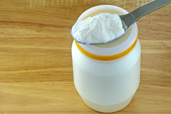 Головна зроблено і низьким знежиреним йогуртом — стокове фото