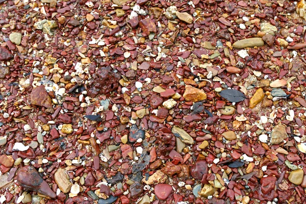 Guijarros marrones y rojos en la playa del casco antiguo de Lanta —  Fotos de Stock