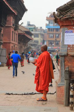 Bağışlanan paranın Durbar Meydanı, Nepal için bekleyen bir Budist rahip
