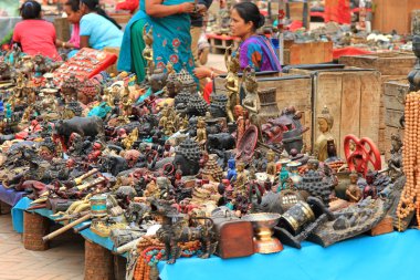 Hediyelik eşya tezgahları, Hanuman Dhoka Durbar Meydanı'nda