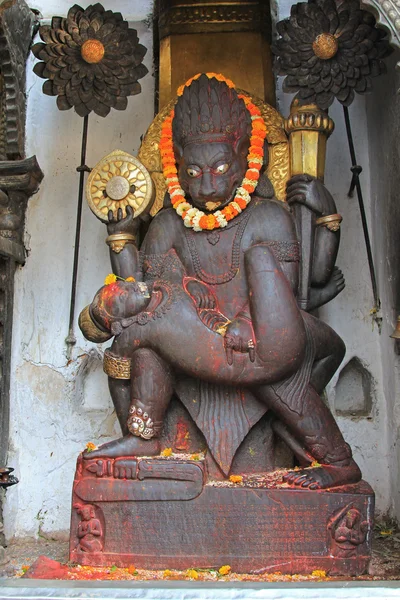 Estatua del Señor Narasimha matando a Hiranyakashipu — Foto de Stock