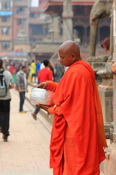 Várakozás-re adományozott pénzt a Durbar Square, Nepál buddhista szerzetes — Stock Fotó