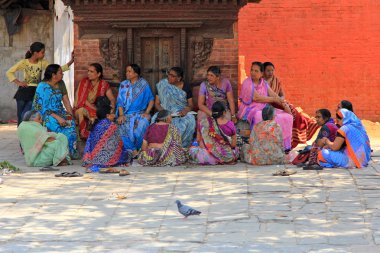 Nepal kadın oturuyor ve Katmandu tapınakta Taleju önünde