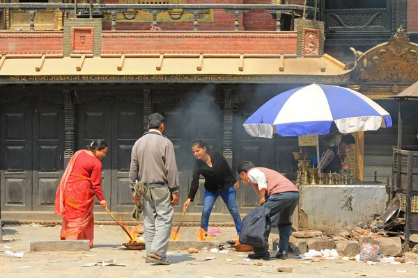 Nepalese worshipers are giving religious offerings in Nepal — Stock Photo, Image
