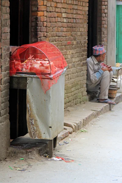 Nepalska człowiek czeka na klientów do zakupu jego drobiu — Zdjęcie stockowe