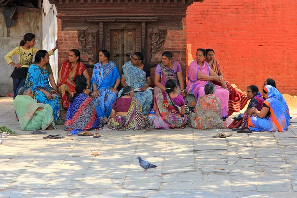 Nepalesiska kvinnor sitter och framför Taleju Temple i Kathmandu — Stockfoto