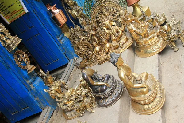 Mosiądz i naczynia metalowe na sprzedaż w Patan, Nepal — Zdjęcie stockowe