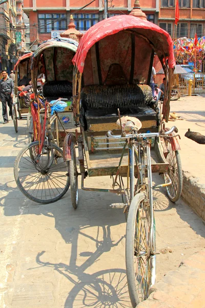 3 rickshaws con ruedas en Katmandú, Nepal — Foto de Stock