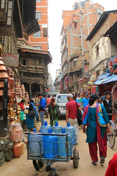 Vältrafikerad affärsgata heter Ason Tole i Kathmandu — Stockfoto