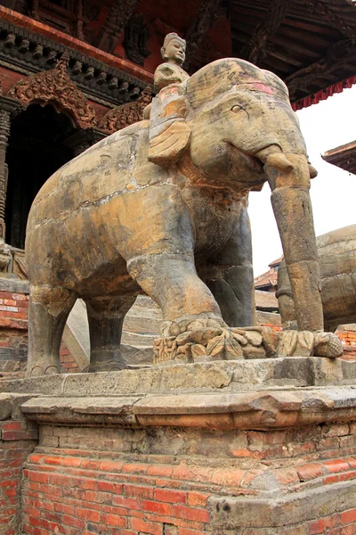 一个大型的石雕大象护座湿婆神庙 — 图库照片