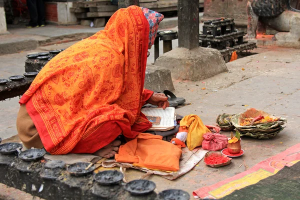 A Nepelese prayer reciting a holy book at Kumbeshwar Temple in Patan, Nepal — Stock Photo, Image