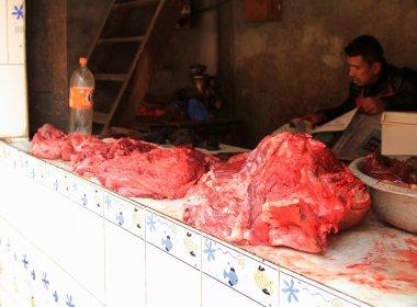 Müşteriler Patan, Nepal onun et satın almak için bekleyen bir adam.