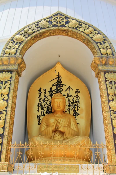 Socha Buddhy na světě mír Pagoda v Pokhara, Nepál. — Stock fotografie