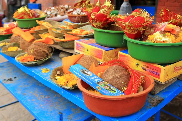 Bowls of religious offerings at Kumbeshwar Temple in Patan, Nepal — Stock Photo, Image
