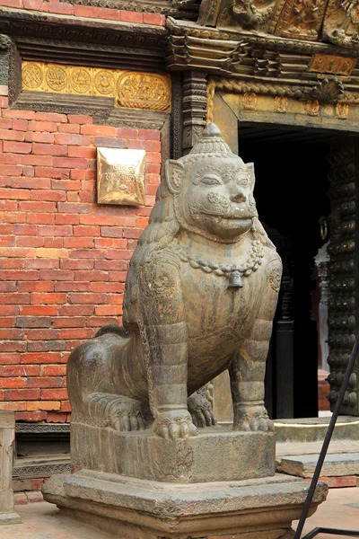 Patan, Nepal Patan Müzesi'nde büyük bir taş aslan. — Stok fotoğraf