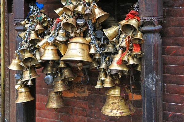 Campane sacrificali in metallo appese alla catena al tempio di Kumbeshwar — Foto Stock