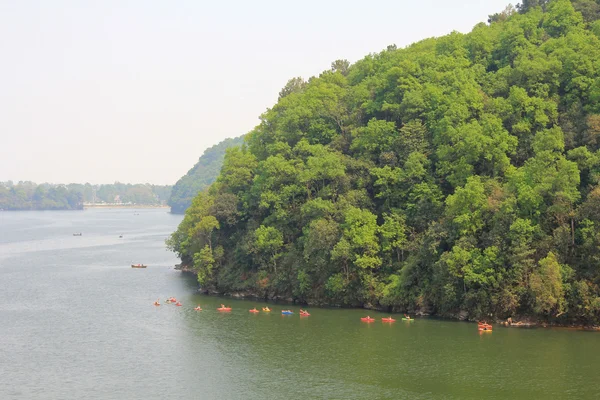 Gente navegando en kayak en el lago Phewa en la ciudad de Pokhara, Nepal . —  Fotos de Stock